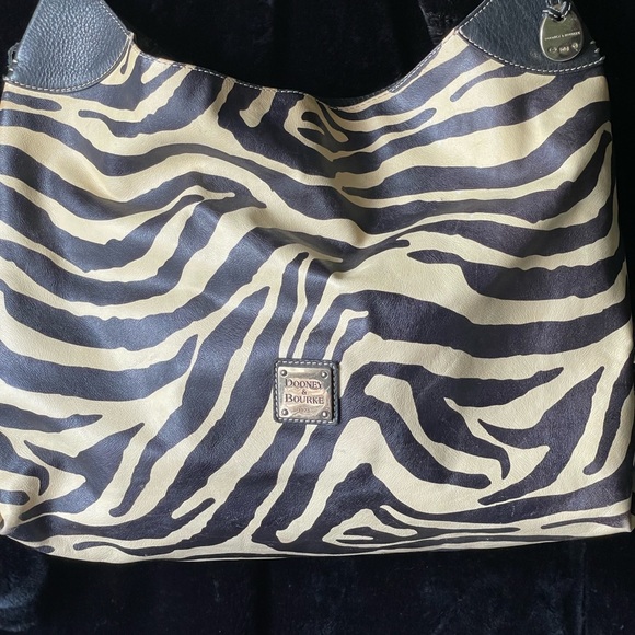 Dooney & Bourke large shoulder bag! Black & white hold metal accents red inside. - Picture 3 of 9